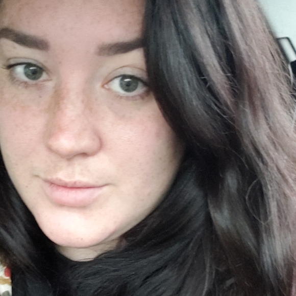 Meet your Posher, Danielle - Picture 2 of 2